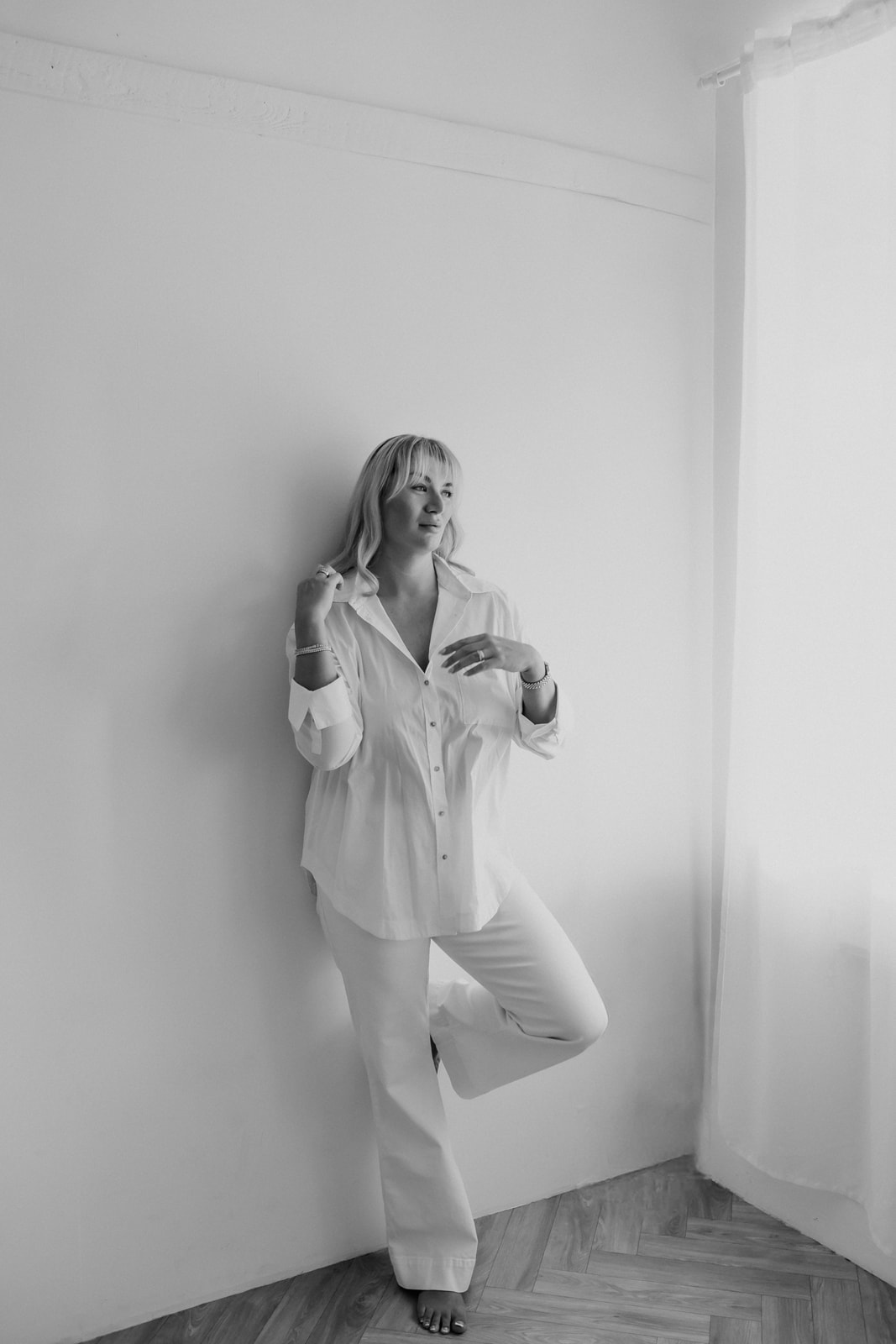 Black and white portrait of Robyn