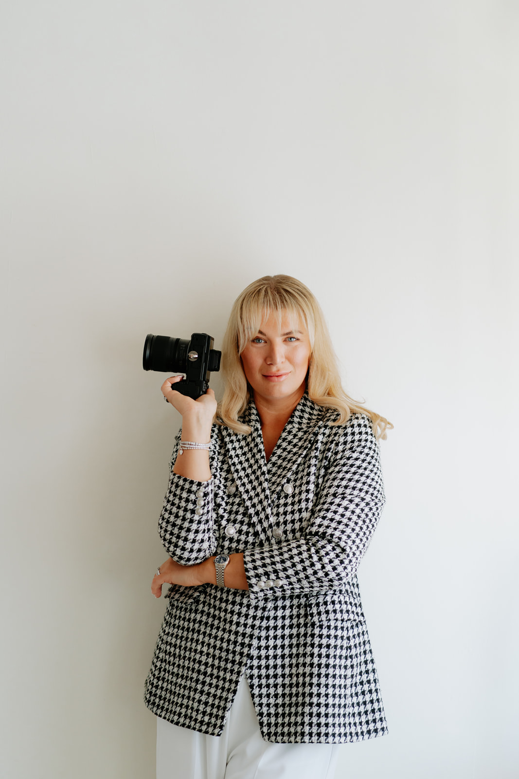Robyn Francesca holding her camera